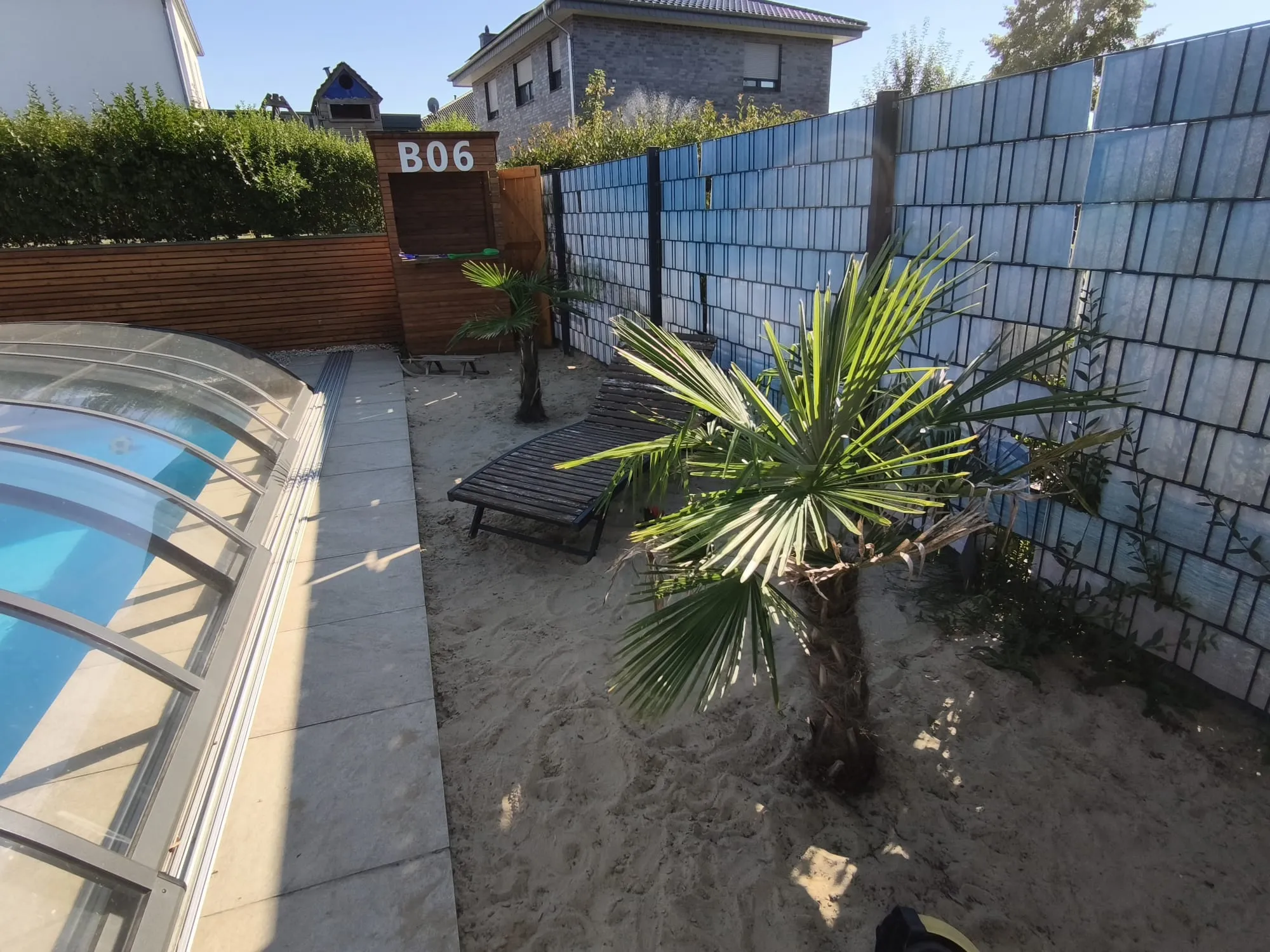 Sandstrand mit Hanfpalmen und B06 Hütte