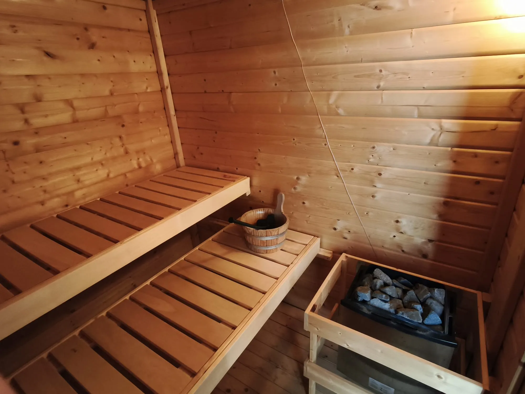 Sauna Vorraum und Milchglastür
